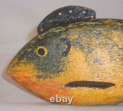 Décoy de poisson en art populaire en bois sculpté vintage avec des couleurs vert, jaune et orange en métal