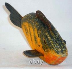 Décoy de poisson en art populaire en bois sculpté vintage avec des couleurs vert, jaune et orange en métal