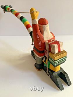 Dragon volant fantaisiste en bois sculpté d'art populaire avec le Père Noël par l'artiste Ken Lessnau signé 2002.