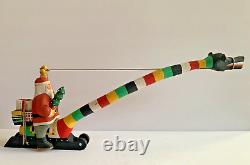 Dragon volant fantaisiste en bois sculpté d'art populaire avec le Père Noël par l'artiste Ken Lessnau signé 2002.