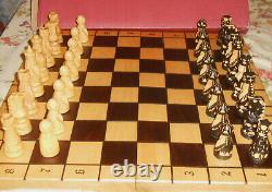 Ensemble d'échecs en bois sculpté d'art populaire du milieu du siècle, figurines, jeu de table, Pologne, neuf dans sa boîte.