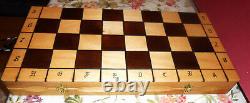 Ensemble d'échecs en bois sculpté d'art populaire du milieu du siècle, figurines, jeu de table, Pologne, neuf dans sa boîte.