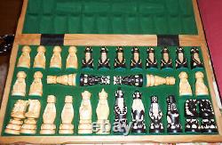 Ensemble d'échecs en bois sculpté d'art populaire du milieu du siècle, figurines, jeu de table, Pologne, neuf dans sa boîte.
