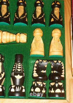 Ensemble d'échecs en bois sculpté d'art populaire du milieu du siècle, figurines, jeu de table, Pologne, neuf dans sa boîte.