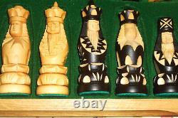 Ensemble d'échecs en bois sculpté d'art populaire du milieu du siècle, figurines, jeu de table, Pologne, neuf dans sa boîte.