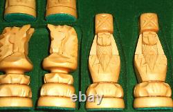 Ensemble d'échecs en bois sculpté d'art populaire du milieu du siècle, figurines, jeu de table, Pologne, neuf dans sa boîte.