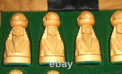 Ensemble d'échecs en bois sculpté d'art populaire du milieu du siècle, figurines, jeu de table, Pologne, neuf dans sa boîte.