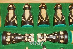 Ensemble d'échecs en bois sculpté d'art populaire du milieu du siècle, figurines, jeu de table, Pologne, neuf dans sa boîte.