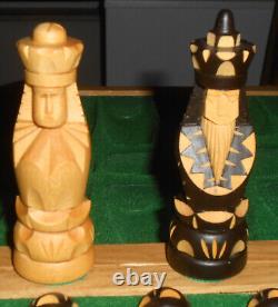 Ensemble d'échecs en bois sculpté d'art populaire du milieu du siècle, figurines, jeu de table, Pologne, neuf dans sa boîte.