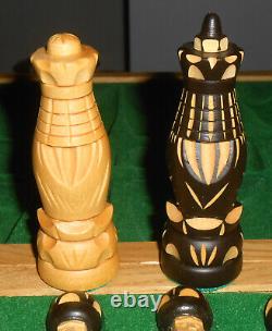 Ensemble d'échecs en bois sculpté d'art populaire du milieu du siècle, figurines, jeu de table, Pologne, neuf dans sa boîte.