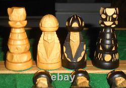 Ensemble d'échecs en bois sculpté d'art populaire du milieu du siècle, figurines, jeu de table, Pologne, neuf dans sa boîte.