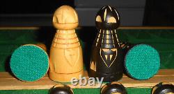 Ensemble d'échecs en bois sculpté d'art populaire du milieu du siècle, figurines, jeu de table, Pologne, neuf dans sa boîte.