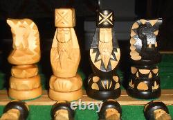 Ensemble d'échecs en bois sculpté d'art populaire du milieu du siècle, figurines, jeu de table, Pologne, neuf dans sa boîte.