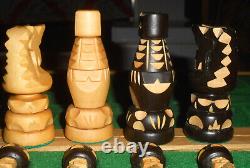 Ensemble d'échecs en bois sculpté d'art populaire du milieu du siècle, figurines, jeu de table, Pologne, neuf dans sa boîte.