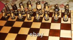 Ensemble d'échecs en bois sculpté d'art populaire du milieu du siècle, figurines, jeu de table, Pologne, neuf dans sa boîte.