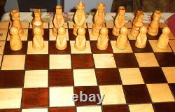 Ensemble d'échecs en bois sculpté d'art populaire du milieu du siècle, figurines, jeu de table, Pologne, neuf dans sa boîte.