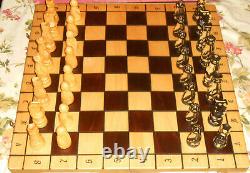 Ensemble d'échecs en bois sculpté d'art populaire du milieu du siècle, figurines, jeu de table, Pologne, neuf dans sa boîte.