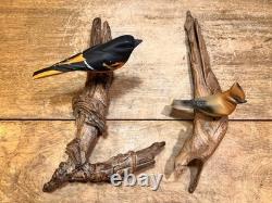 Ensemble de 2 Oiseaux en Art Populaire Sculptés et Peints à la Main sur Branches de Bois Flotté - Accroche Murale