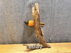 Ensemble de 2 Oiseaux en Art Populaire Sculptés et Peints à la Main sur Branches de Bois Flotté - Accroche Murale