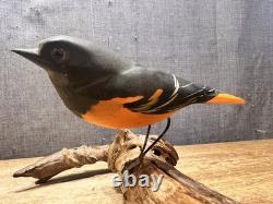 Ensemble de 2 Oiseaux en Art Populaire Sculptés et Peints à la Main sur Branches de Bois Flotté - Accroche Murale
