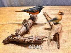 Ensemble de 2 Oiseaux en Art Populaire Sculptés et Peints à la Main sur Branches de Bois Flotté - Accroche Murale