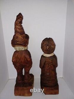 Ensemble de 2 sculptures en bois de J. R. McNeill, artiste d'art populaire des Ozarks, signées