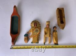 Ensemble de figurines folkloriques en bois sculptées à la main dans le style amérindien vintage