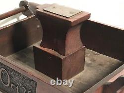 Extraordinaire Début 20e C Art Folk Carved Oak Anvil Handled Box, Daté 1904/1919