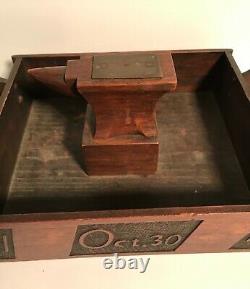 Extraordinaire Début 20e C Art Folk Carved Oak Anvil Handled Box, Daté 1904/1919