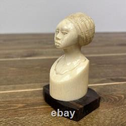 Femme africaine sculptée en bois, art populaire naturel, sculpture vintage.