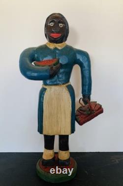 Femme en bois noir d'art populaire du Sud vintage, sculptée à la main, 18 pouces de hauteur