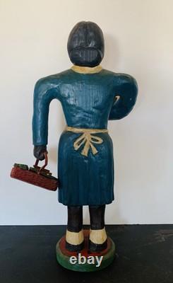 Femme en bois noir d'art populaire du Sud vintage, sculptée à la main, 18 pouces de hauteur