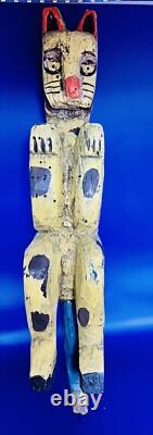 Figure d'art populaire en bois sculpté et peint à la main représentant un chat antique unique sur un socle