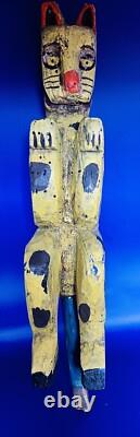Figure d'art populaire en bois sculpté et peint à la main représentant un chat antique unique sur un socle