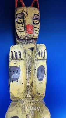 Figure d'art populaire en bois sculpté et peint à la main représentant un chat antique unique sur un socle