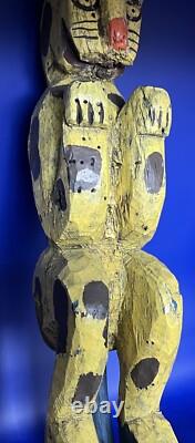 Figure d'art populaire en bois sculpté et peint à la main représentant un chat antique unique sur un socle