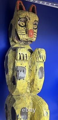 Figure d'art populaire en bois sculpté et peint à la main représentant un chat antique unique sur un socle