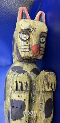 Figure d'art populaire en bois sculpté et peint à la main représentant un chat antique unique sur un socle