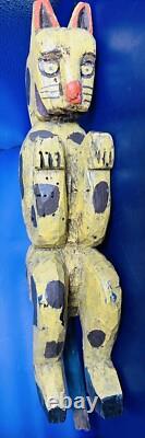 Figure d'art populaire en bois sculpté et peint à la main représentant un chat antique unique sur un socle