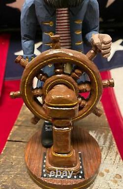 Figure du capitaine pirate en bois sculpté à la main dans un style d'art populaire d'époque, avec roue de navire - RE Bachman.