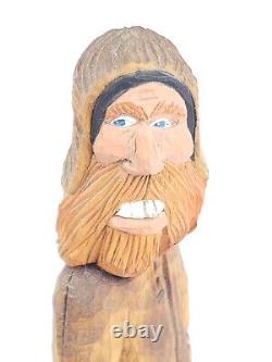 Figure en bois sculptée à la main, d'art folklorique vintage, chasseur de montagne en peau de daim, signée.