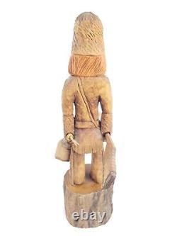 Figure en bois sculptée à la main, d'art folklorique vintage, chasseur de montagne en peau de daim, signée.
