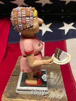 Figure en bois sculptée à la main de femme à l'échelle de gâteau de l'art populaire vintage Anastasia RE Bachman