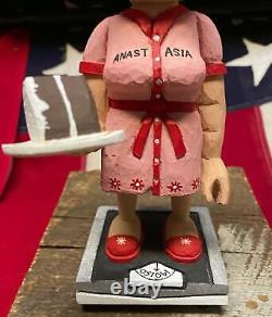 Figure en bois sculptée à la main de femme à l'échelle de gâteau de l'art populaire vintage Anastasia RE Bachman