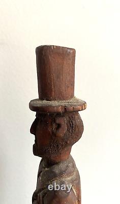 Figure en bois sculptée d'Abraham Lincoln, l'honnête Abe, de l'art populaire primitif antique.