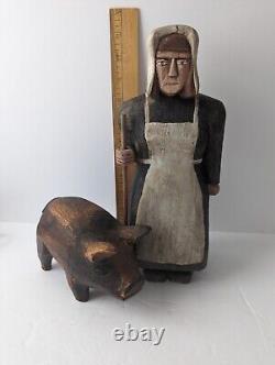 Figures d'art populaire en bois sculpté ancien / vintage Femme amish ou mennonite avec cochon