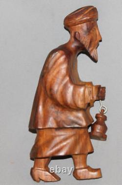 Figurine De L'homme De Bois Sculpté À La Main D'europe