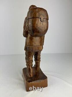 Figurine Sculptée à la Main de l'Artiste Folk Canadien Gaston Turcotte Signée, Manque un Bâton