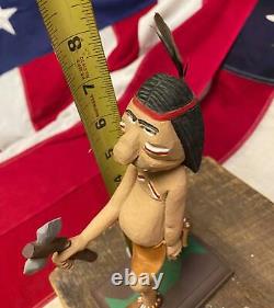 Figurine amérindienne en bois sculpté, art populaire vintage, avec maquillage de guerre - RE Bachman