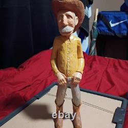 Figurine d'art populaire cowboy en bois sculpté à la main vintage signée par l'artiste déco rustique